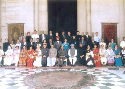 After-receiving-Padmashree-Group-photo-with-Prime-Minister-Manmohan-Singh-Presindent-Abdul-Kalam-2007